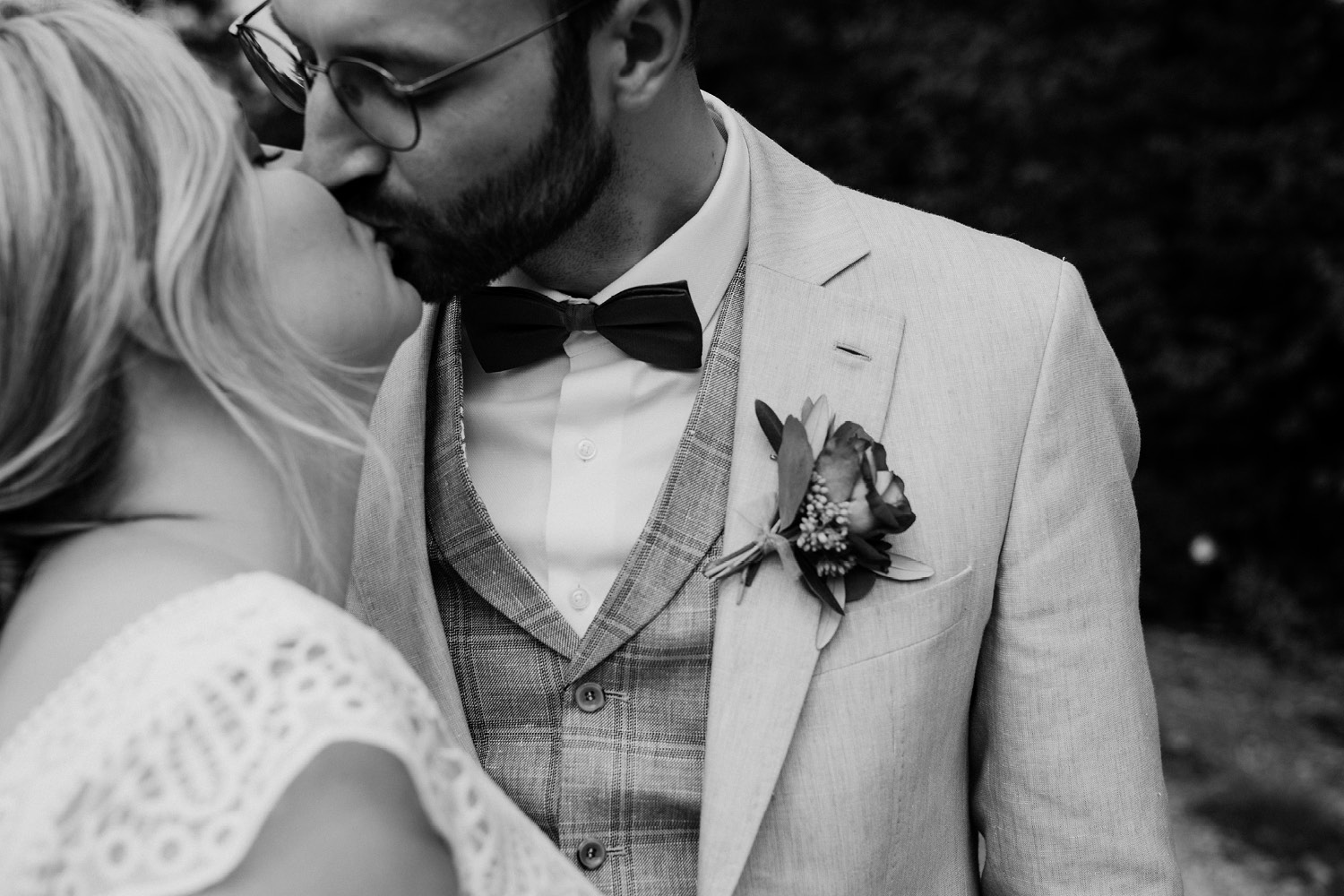 Gartenhochzeit_Bamberg_Küssendes Brautpaar_flownmary